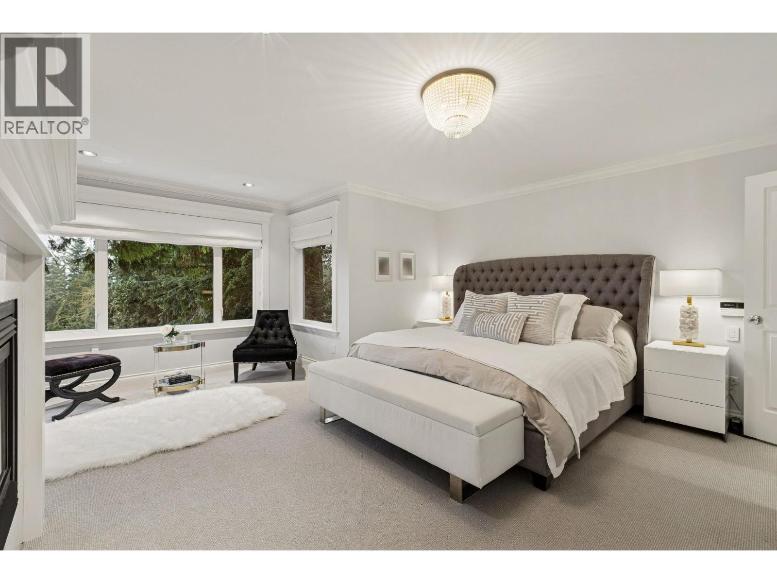 4081 WOODBURY AVENUE, North Vancouver