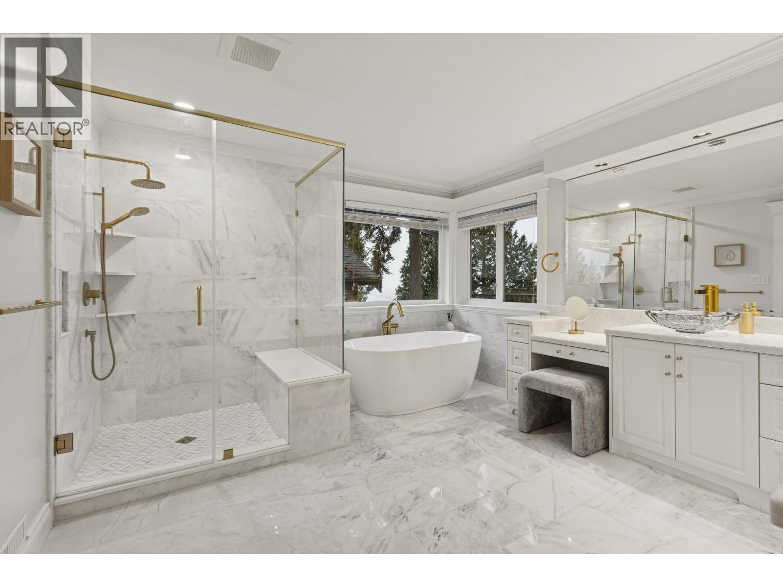 4081 WOODBURY AVENUE, North Vancouver