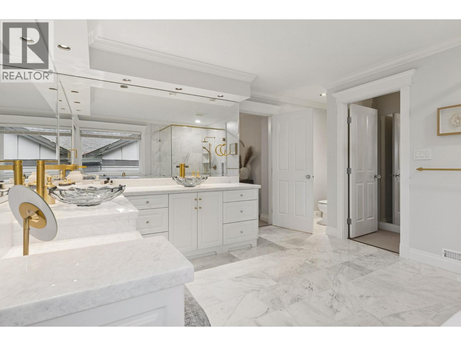 4081 WOODBURY AVENUE, North Vancouver