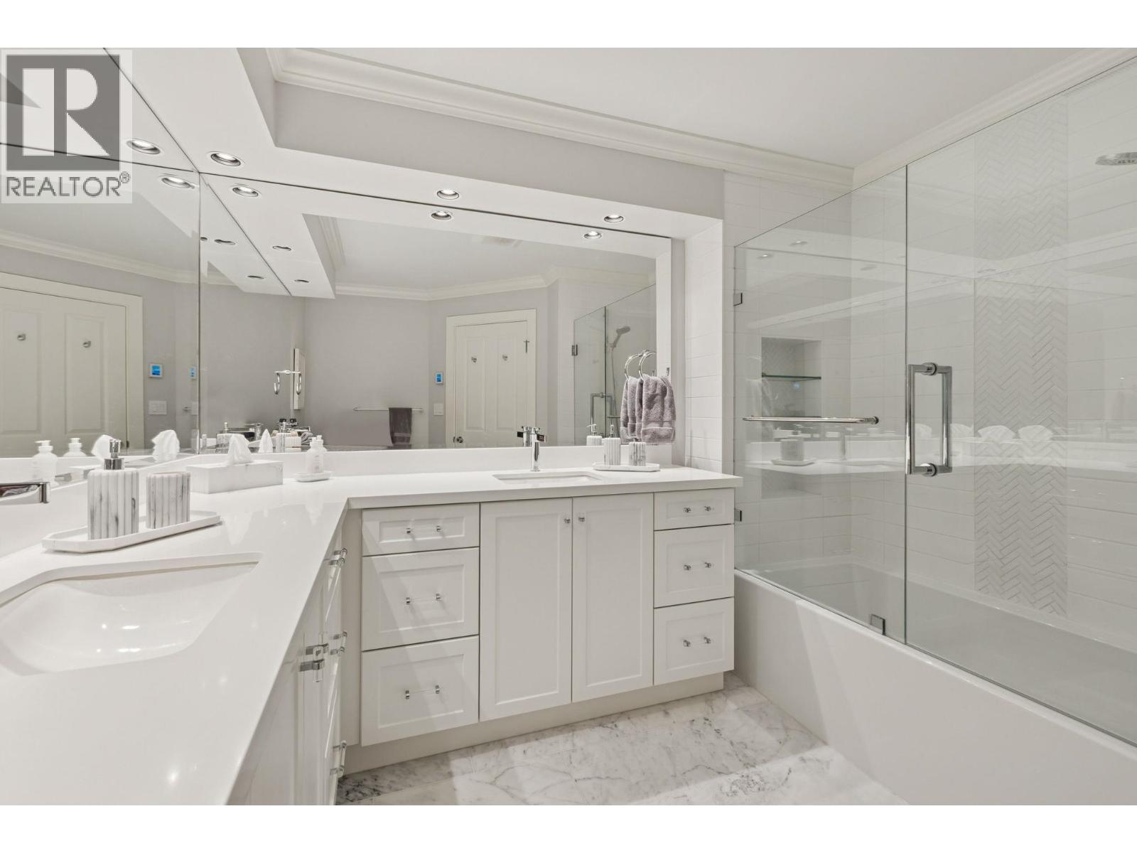 4081 WOODBURY AVENUE, North Vancouver