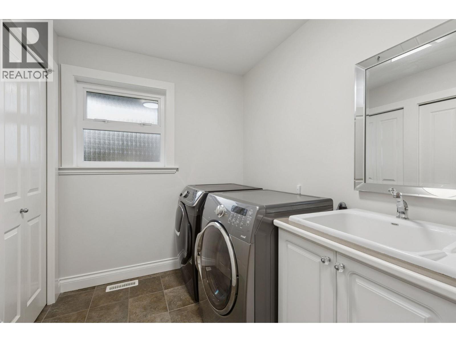 4081 WOODBURY AVENUE, North Vancouver