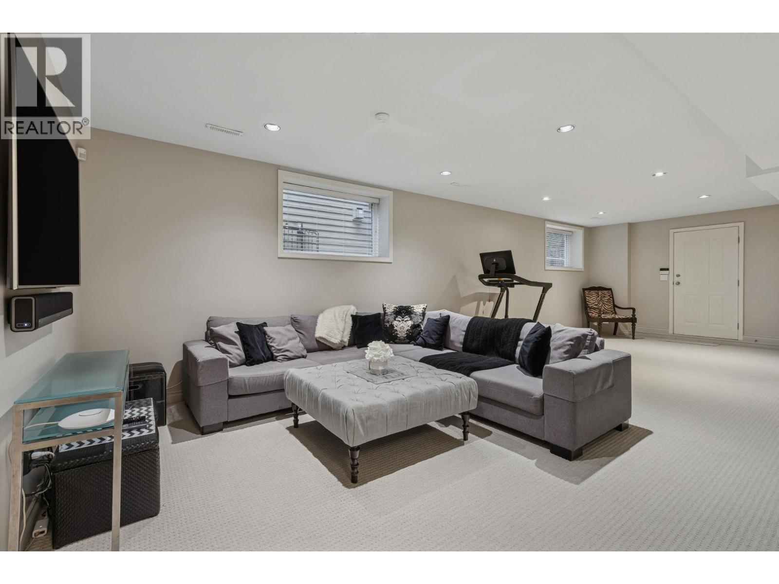 4081 WOODBURY AVENUE, North Vancouver