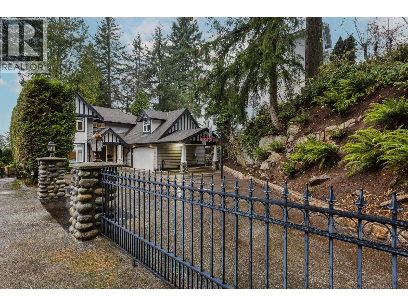 4081 WOODBURY AVENUE, North Vancouver