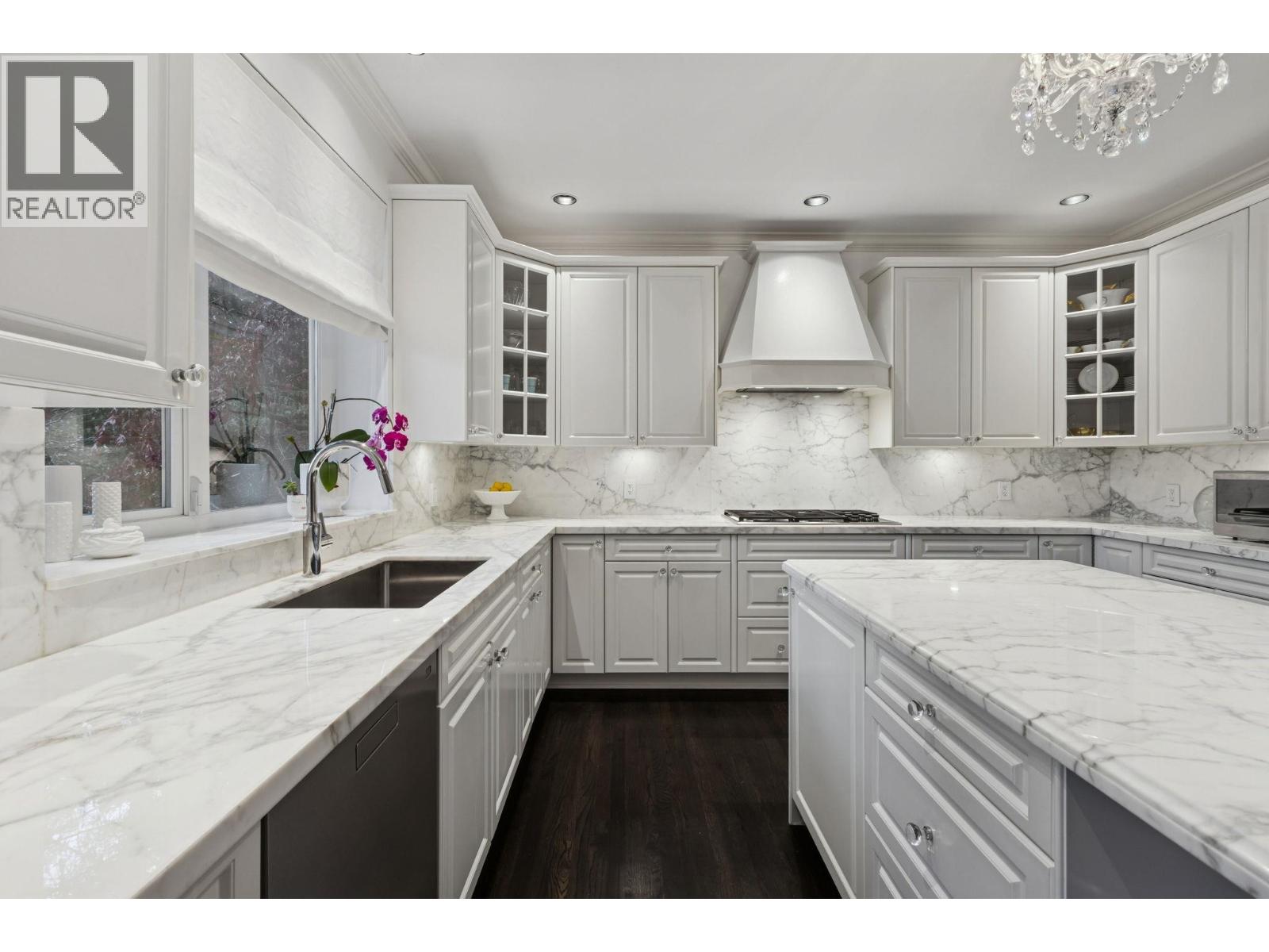 4081 WOODBURY AVENUE, North Vancouver