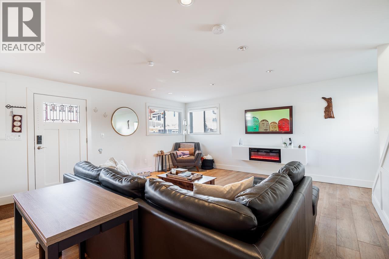 A015 415 ESPLANADE AVENUE, North Vancouver