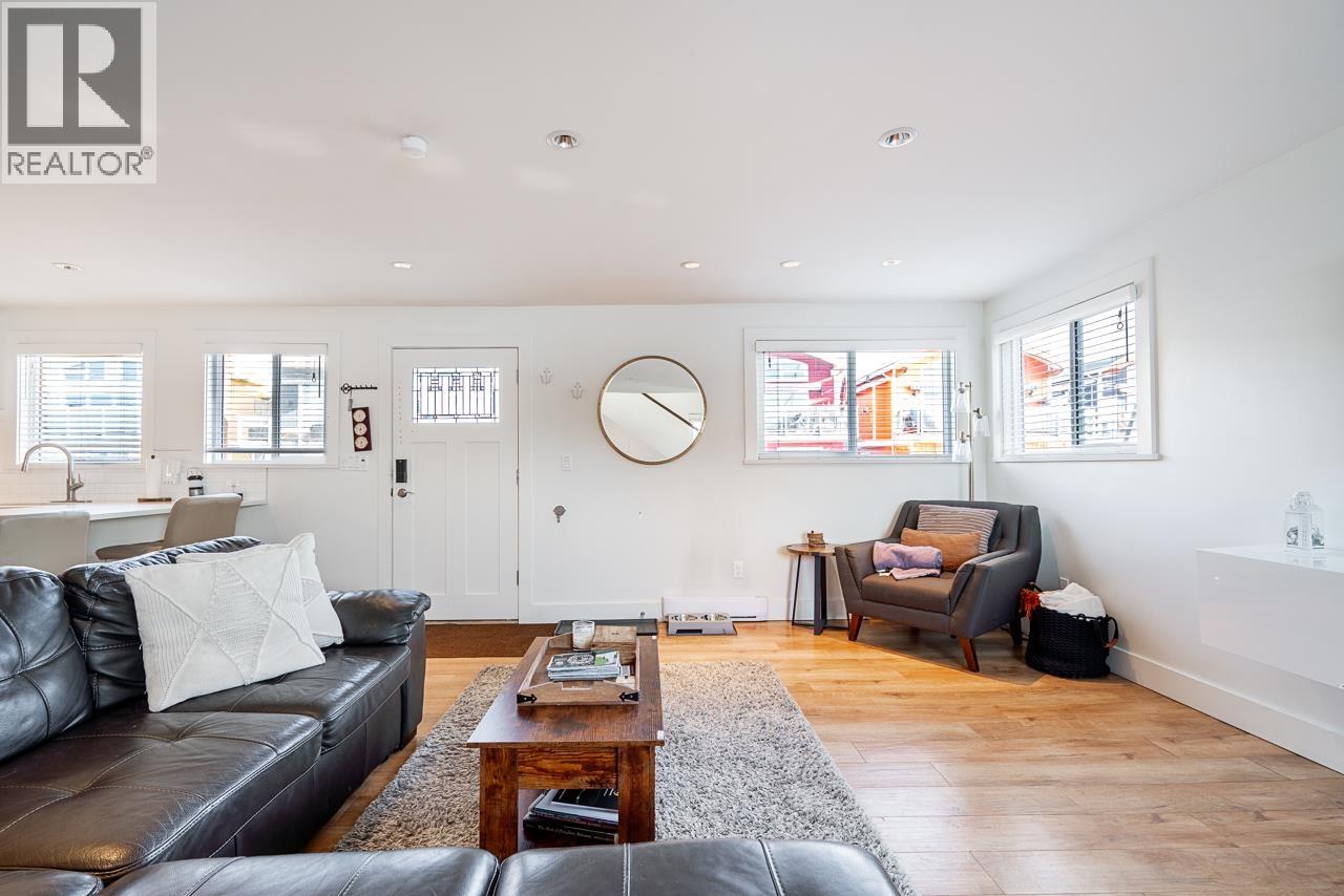 A015 415 ESPLANADE AVENUE, North Vancouver