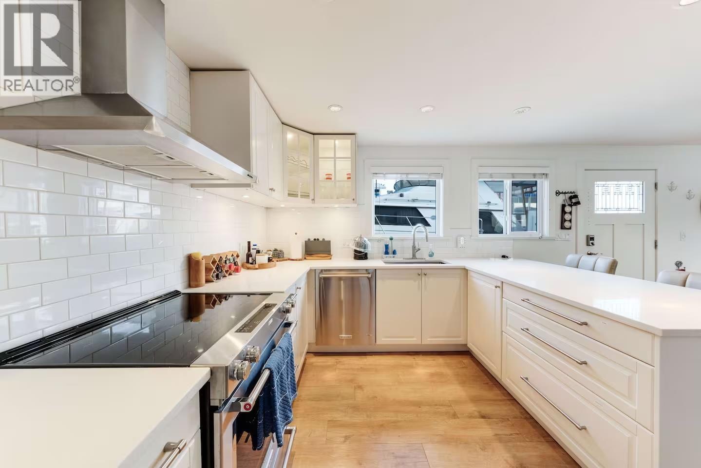 A015 415 ESPLANADE AVENUE, North Vancouver