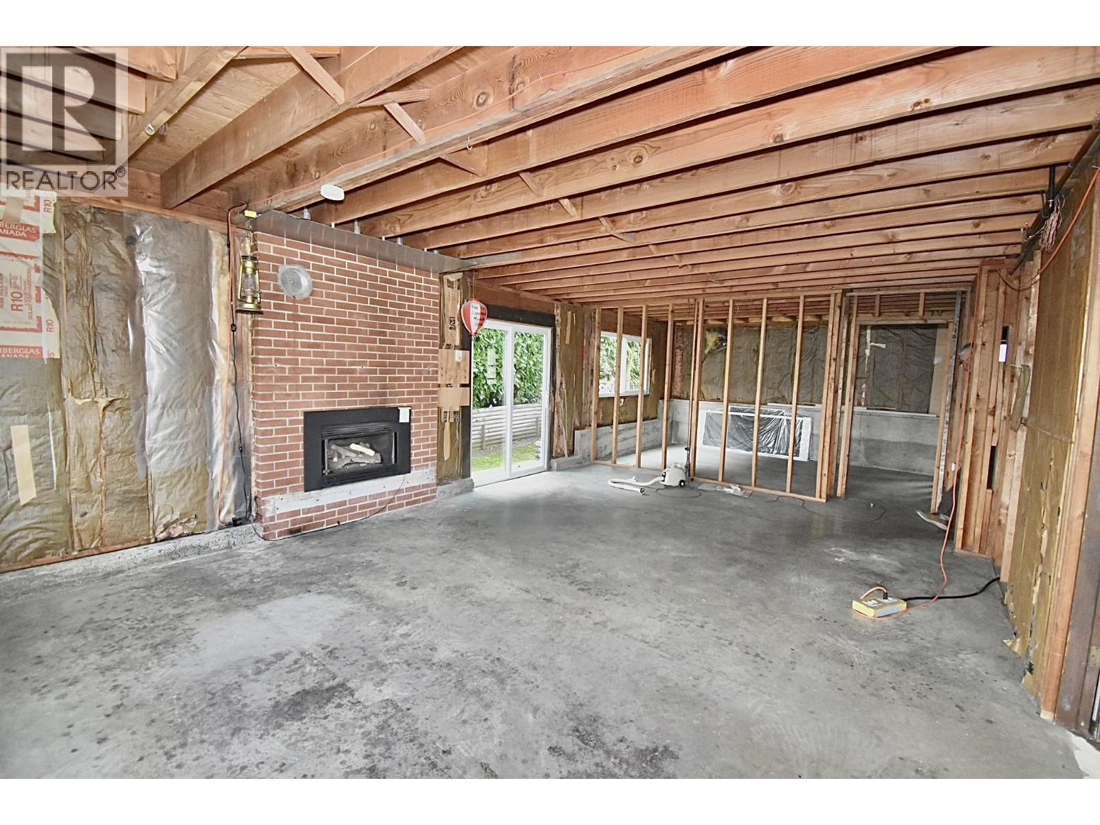 631 WYNGAERT ROAD, Gibsons