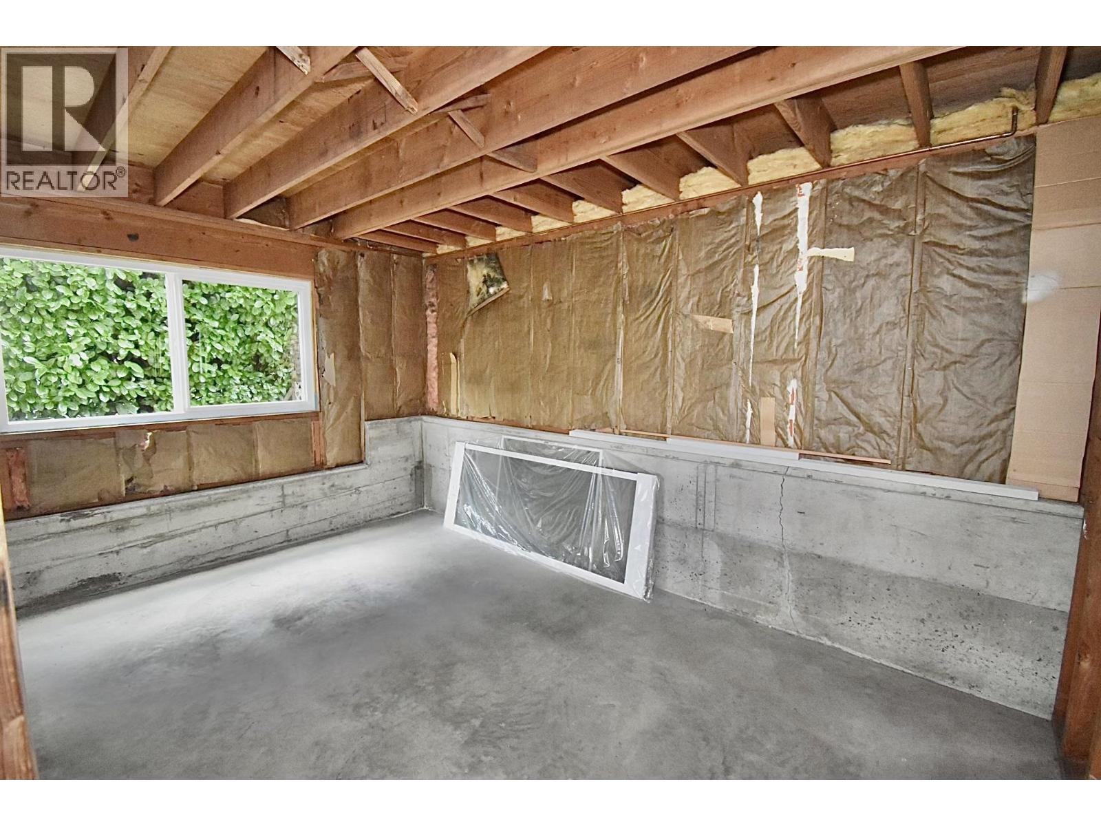 631 WYNGAERT ROAD, Gibsons