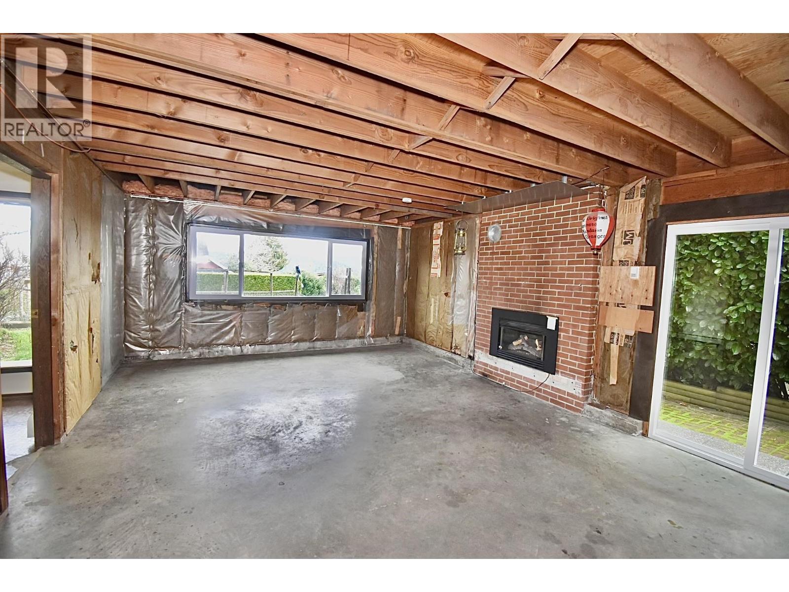 631 WYNGAERT ROAD, Gibsons