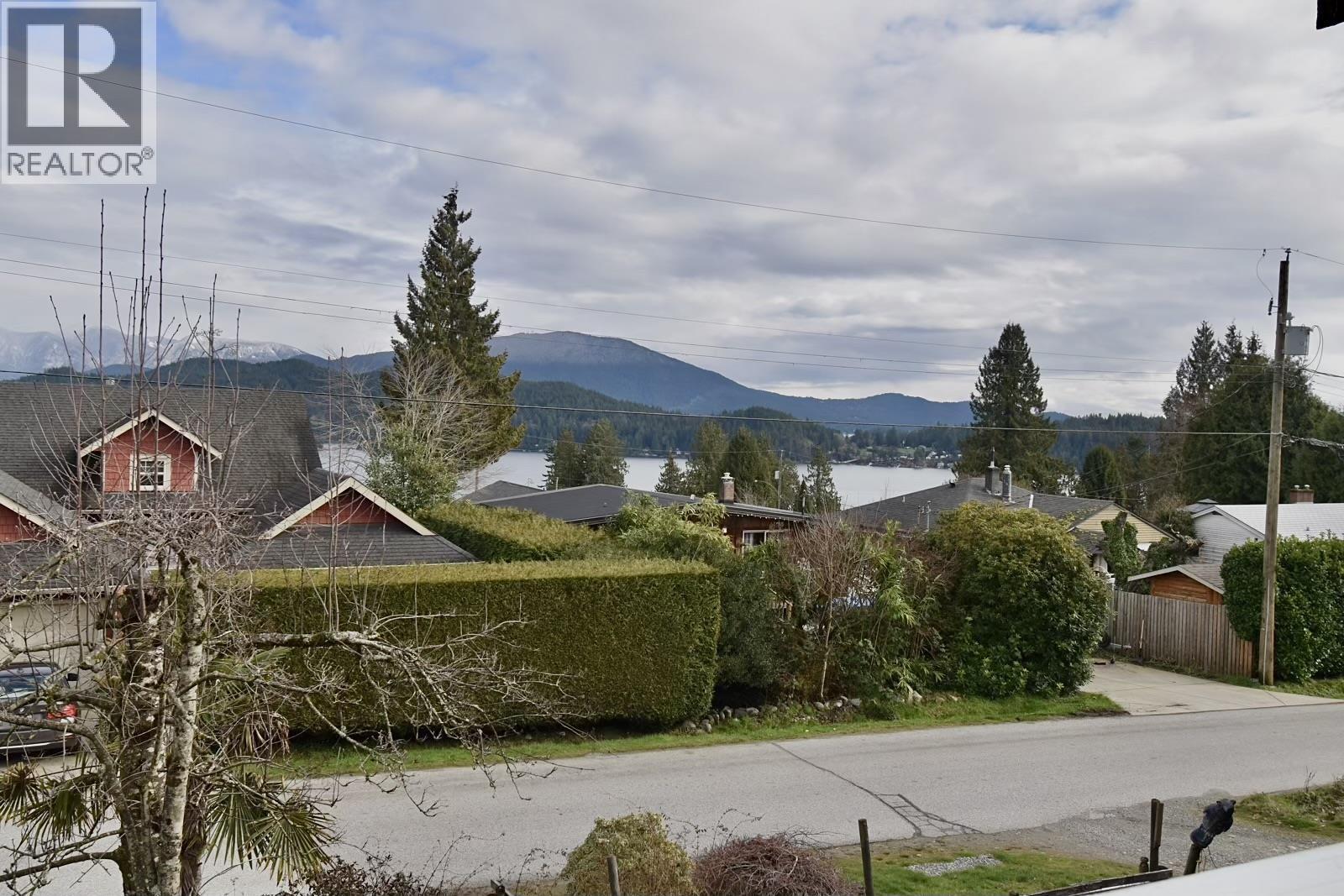 631 WYNGAERT ROAD, Gibsons