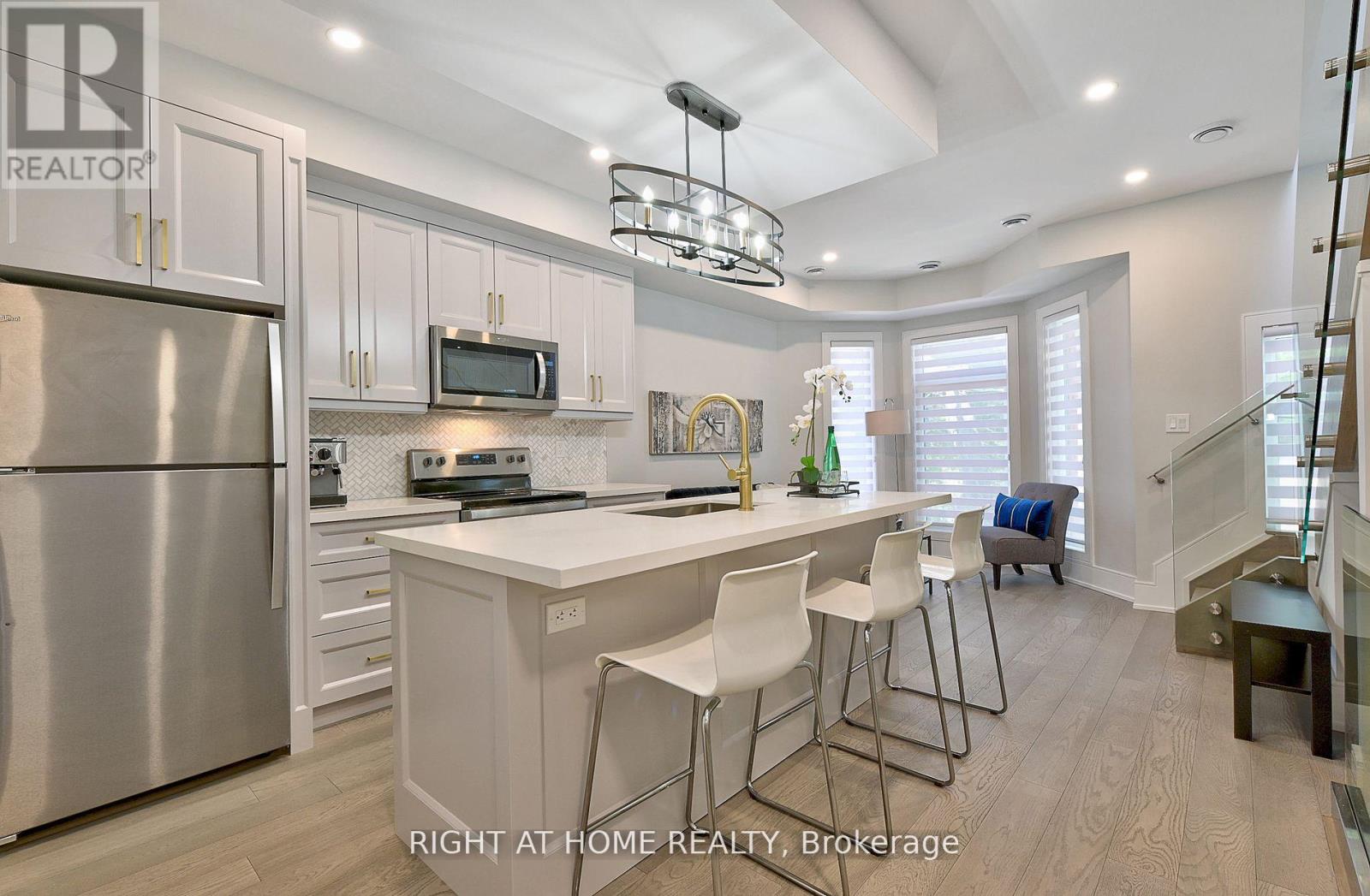 UNIT 1 - 131 BROCK AVENUE - Photo 3 of 13, Toronto (Little Portugal), Ontario