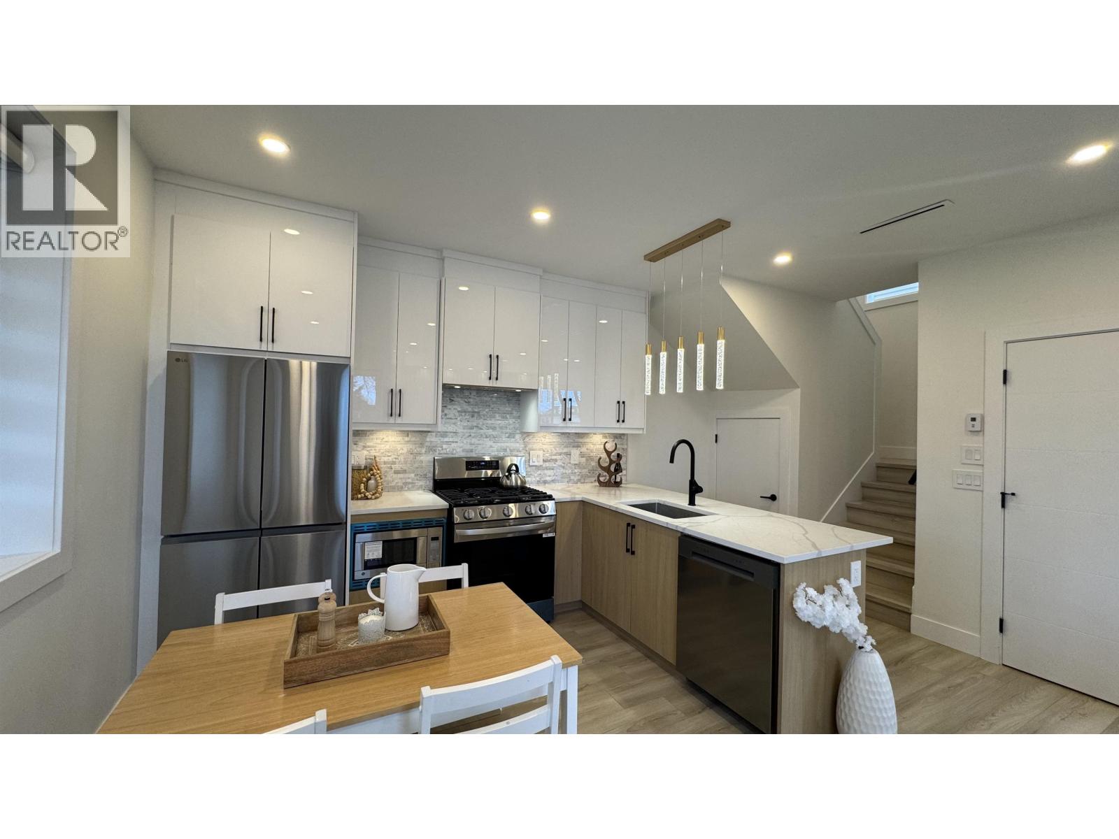 1 2703 E 3RD AVENUE - Photo 3 of 23, Vancouver, British Columbia