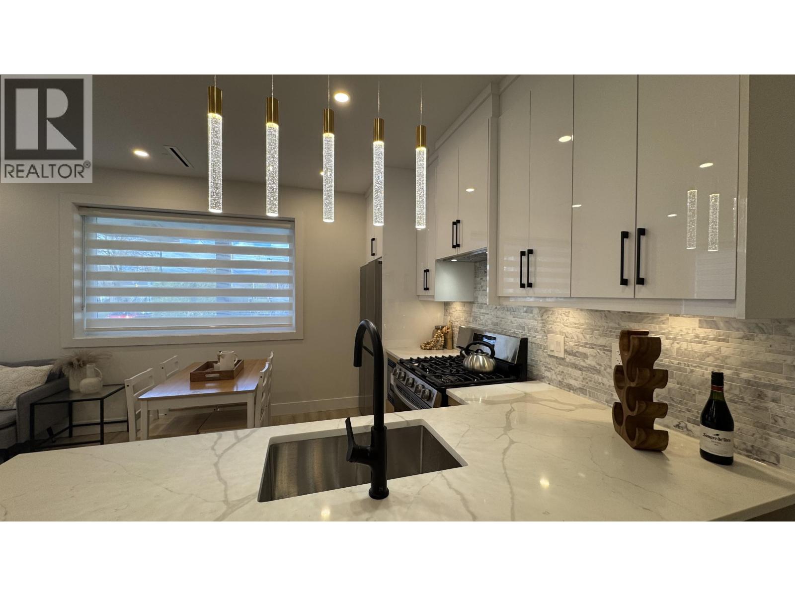 1 2703 E 3RD AVENUE, Vancouver