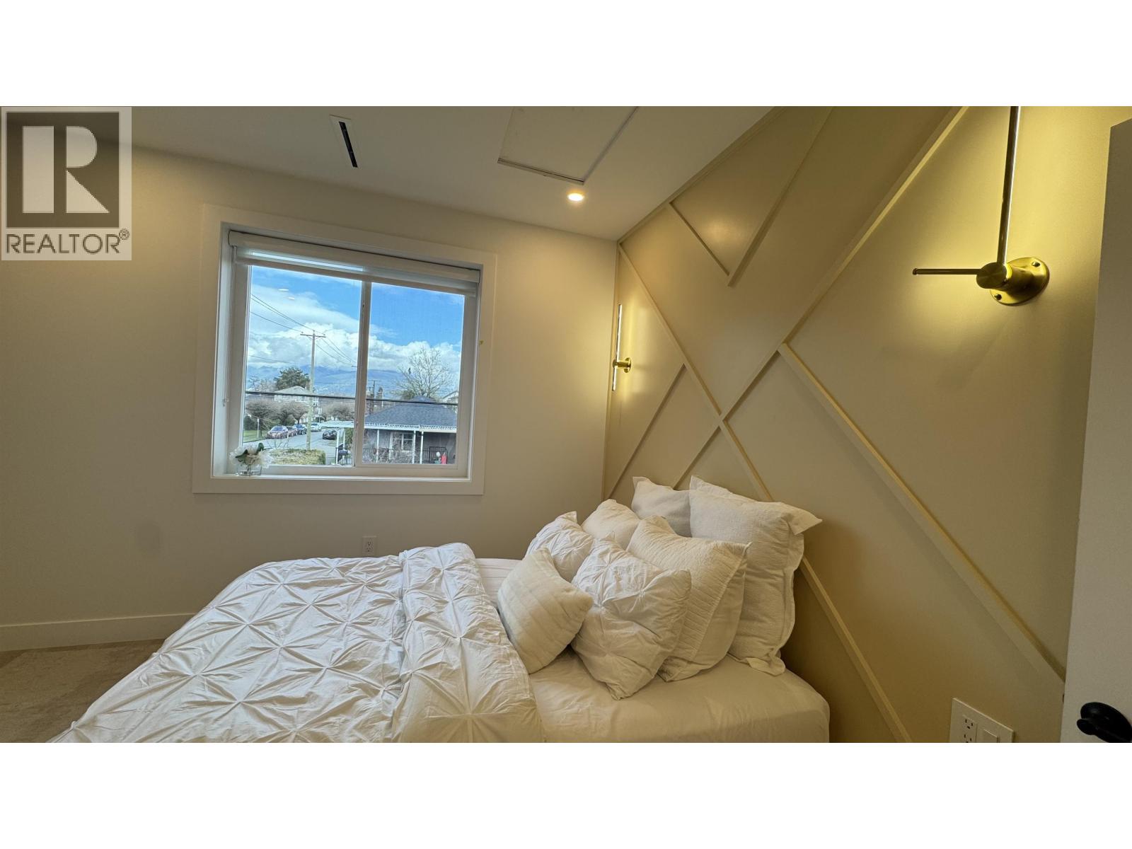 1 2703 E 3RD AVENUE, Vancouver