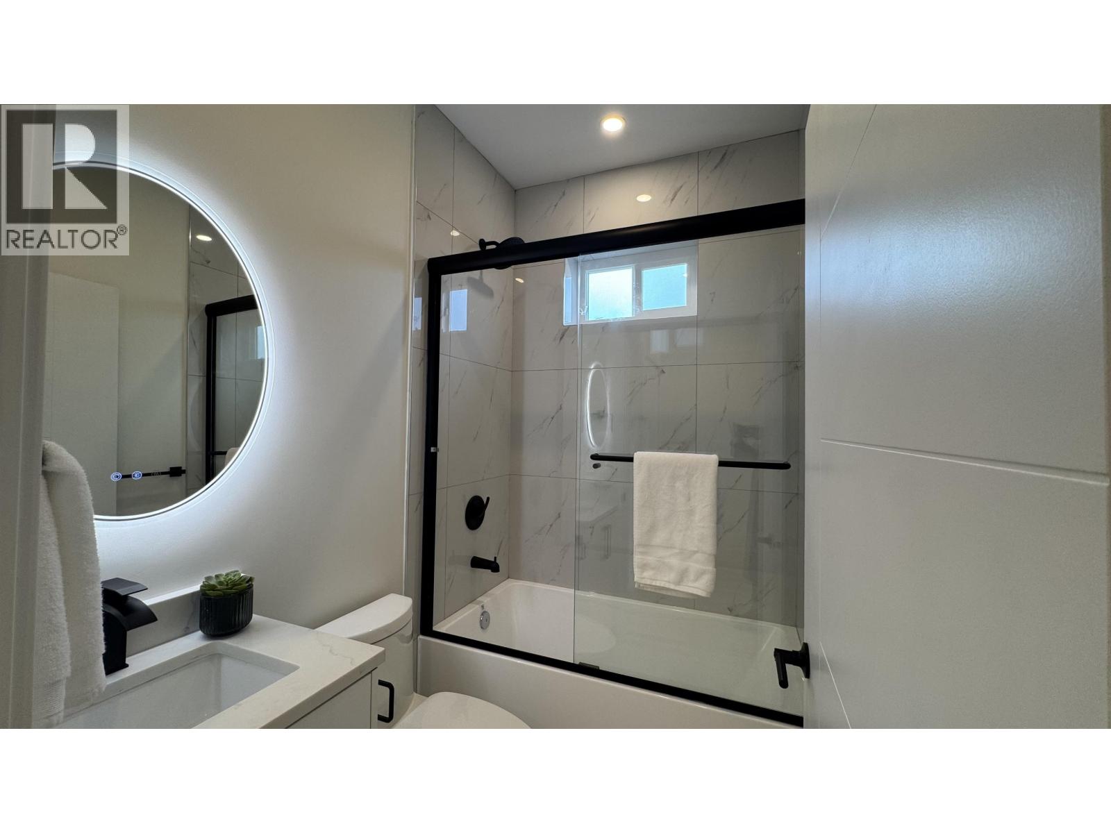 1 2703 E 3RD AVENUE, Vancouver