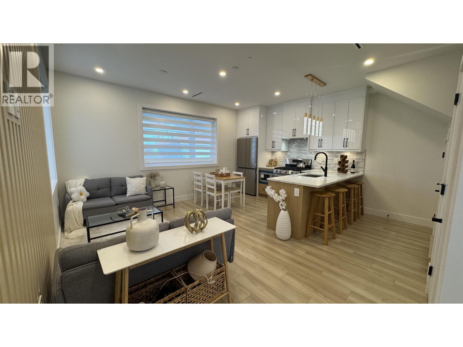 1 2703 E 3RD AVENUE, Vancouver