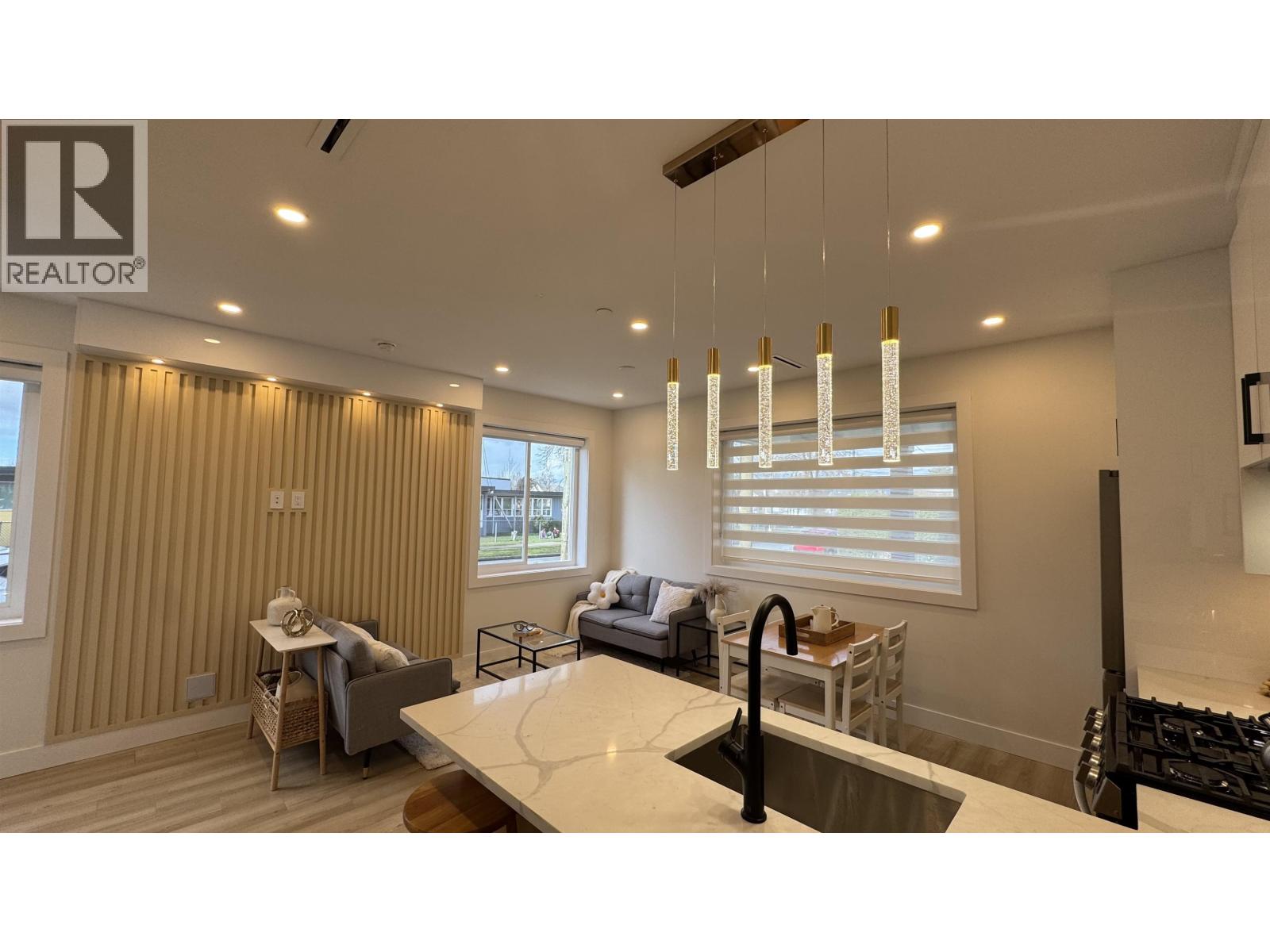 1 2703 E 3RD AVENUE, Vancouver