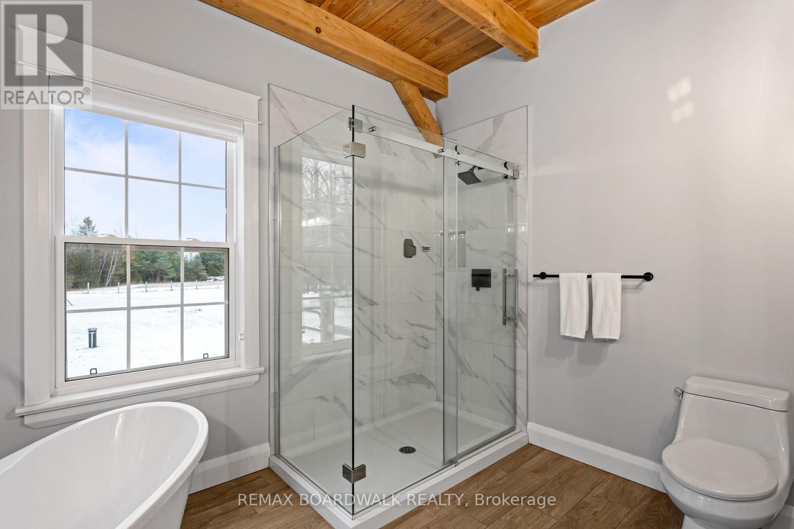 4pc Ensuite Bath w/ Double Sinks - Main Level