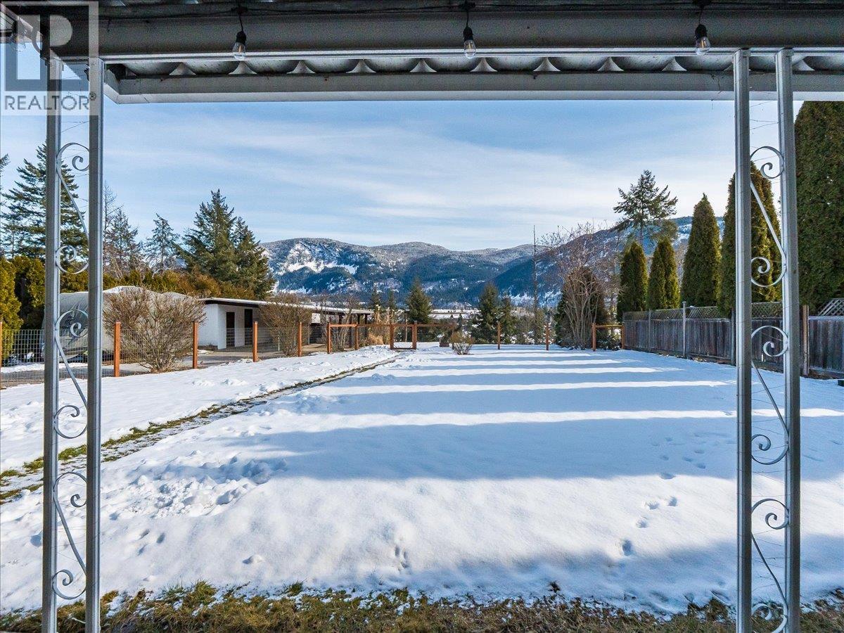 2329 5TH Avenue, Castlegar