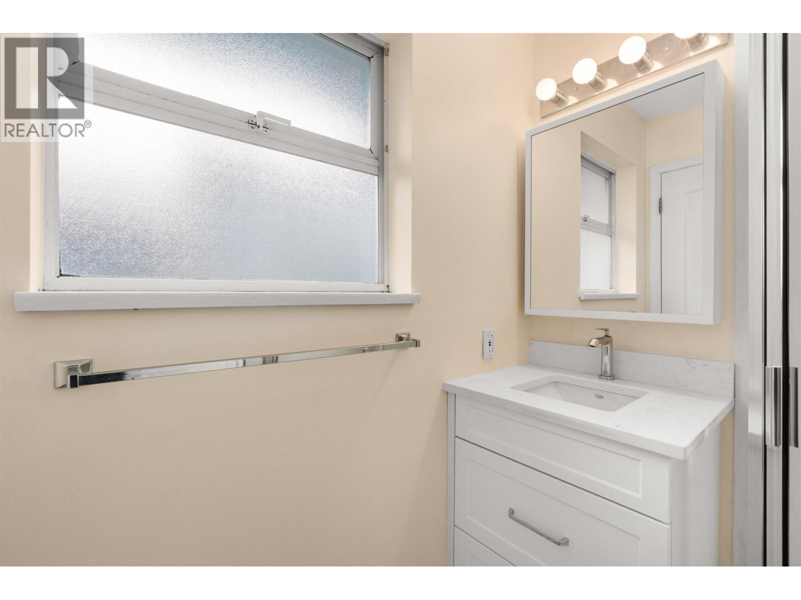 4967 LAUREL AVENUE, Sechelt