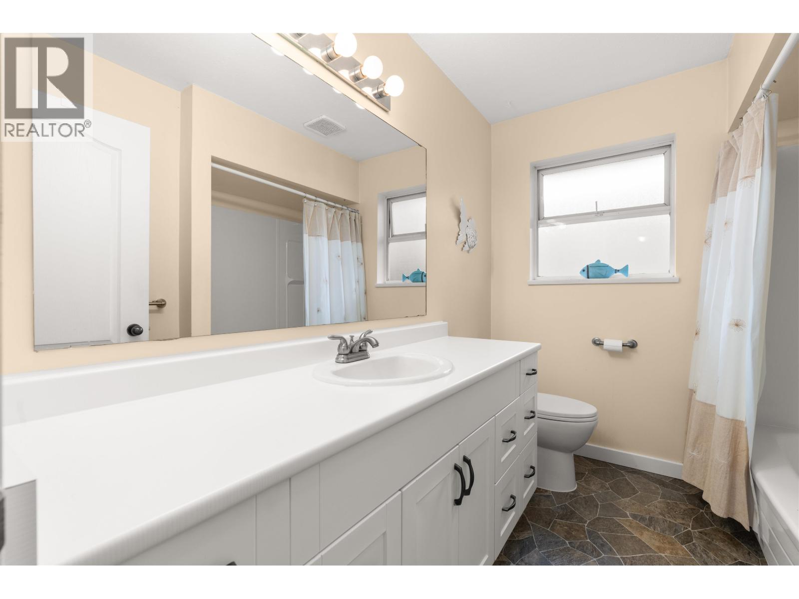 4967 LAUREL AVENUE, Sechelt