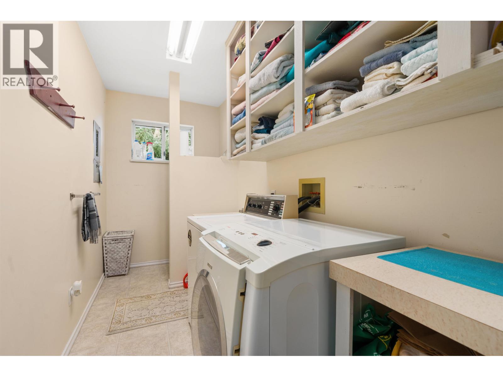 4967 LAUREL AVENUE, Sechelt