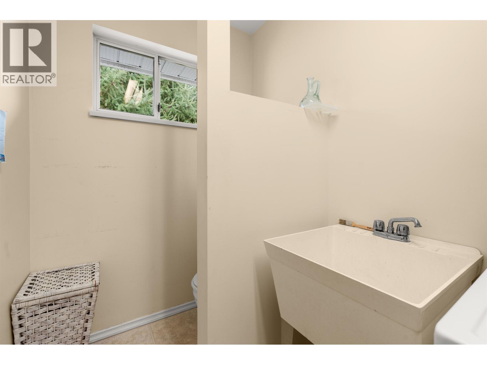 4967 LAUREL AVENUE, Sechelt