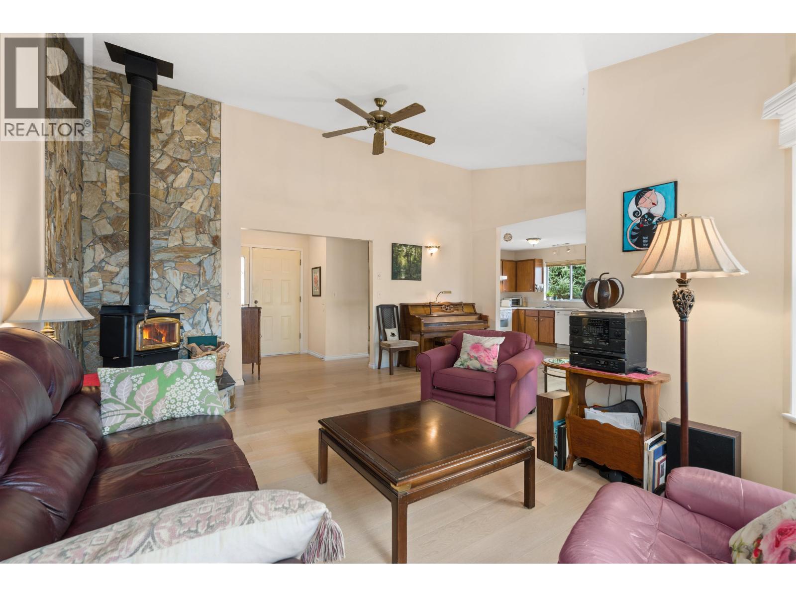 4967 LAUREL AVENUE, Sechelt