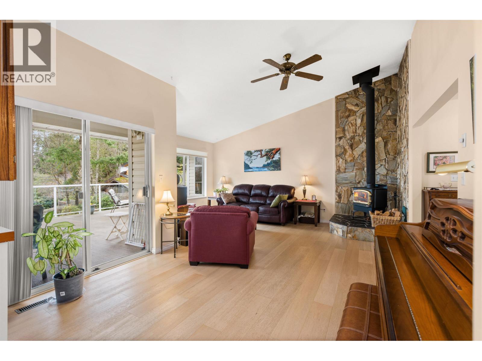 4967 LAUREL AVENUE, Sechelt