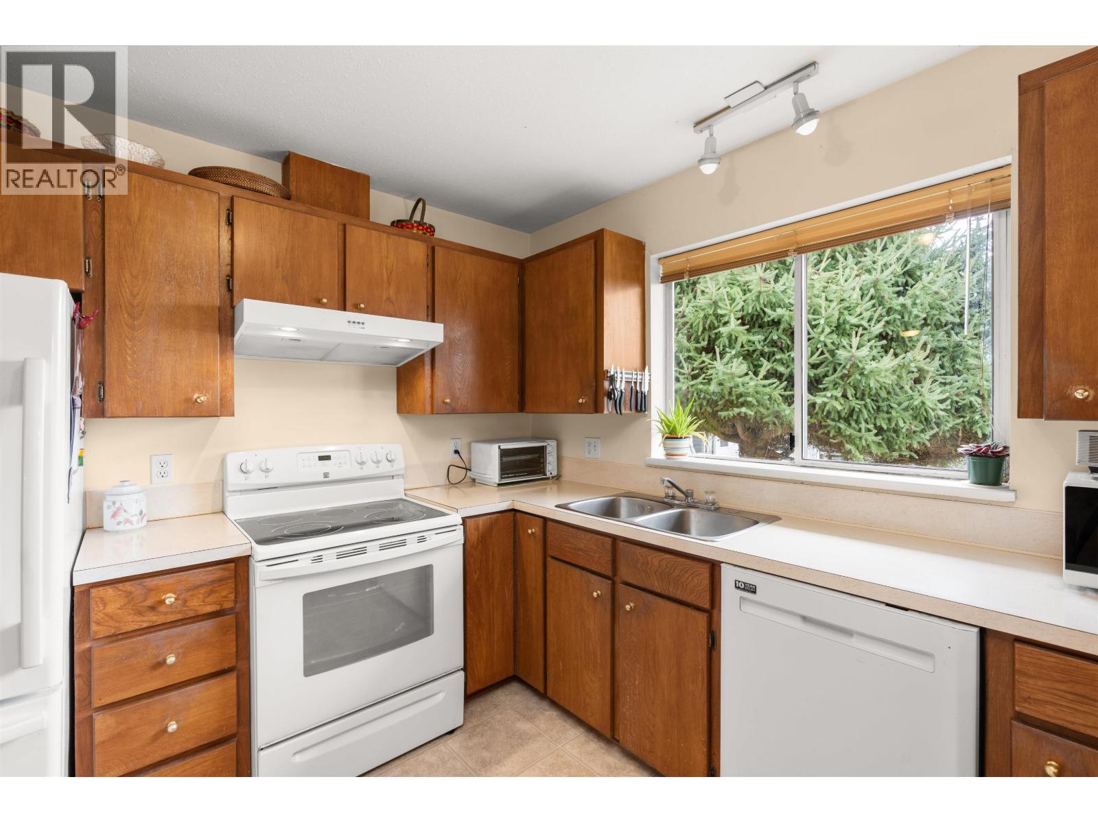 4967 LAUREL AVENUE, Sechelt