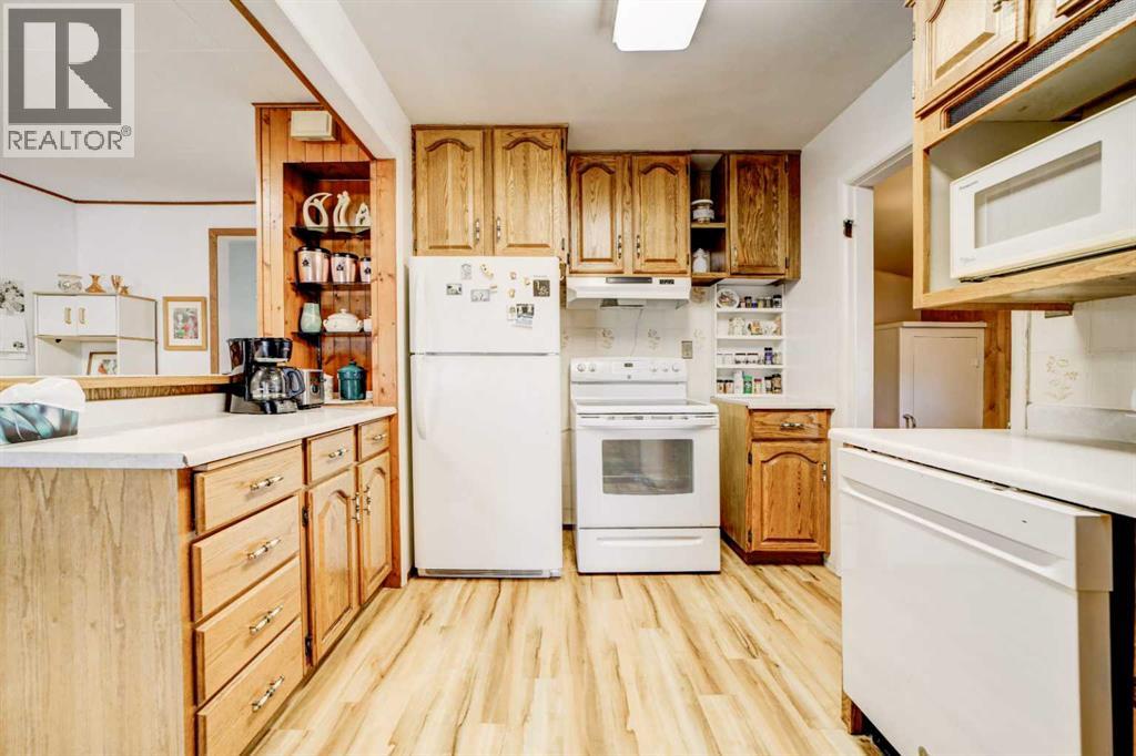 1152 Morden Avenue - Photo 4 of 22, Pincher Creek, Alberta