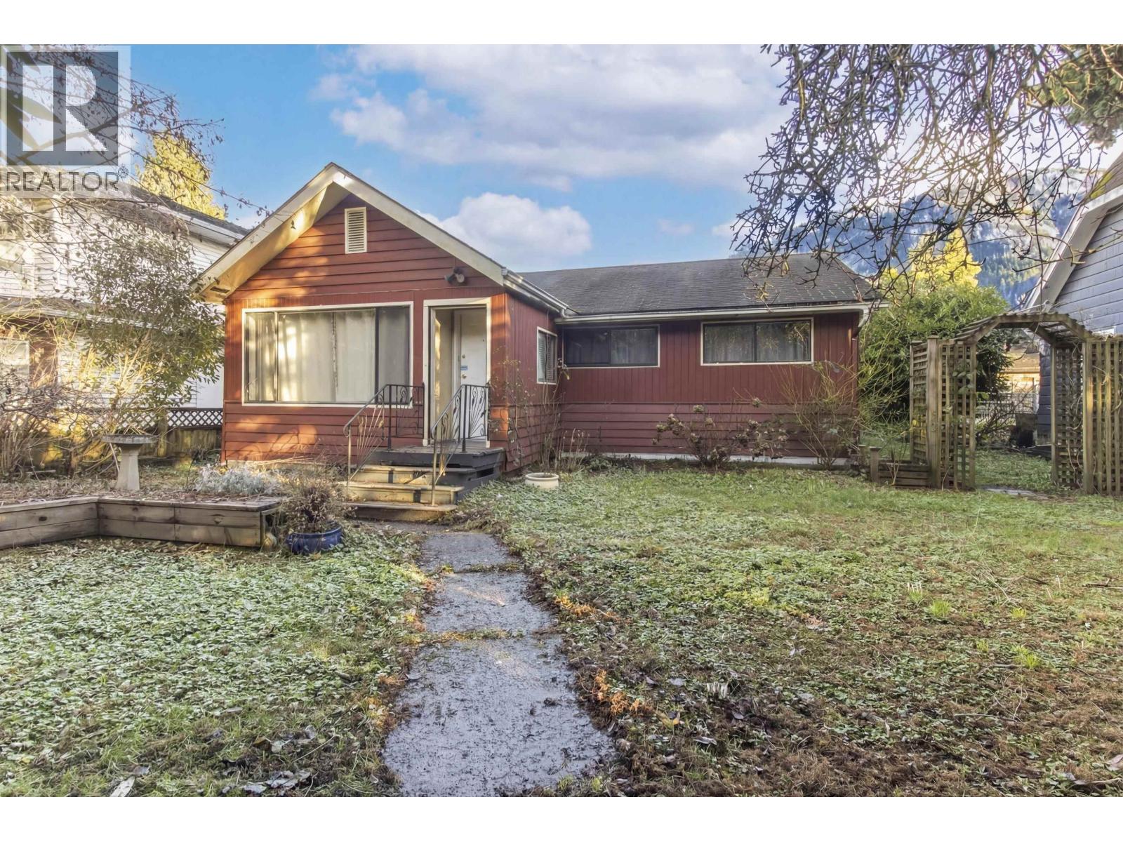 37970 FIFTH AVENUE - Main photo, Squamish, British Columbia