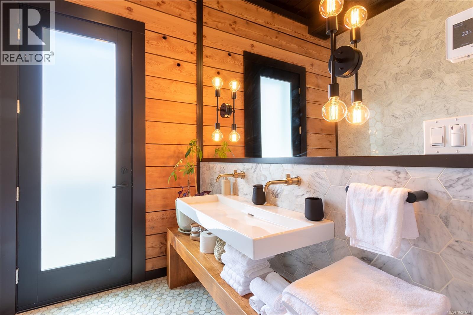 2613 Dunsmuir Ave, Cumberland