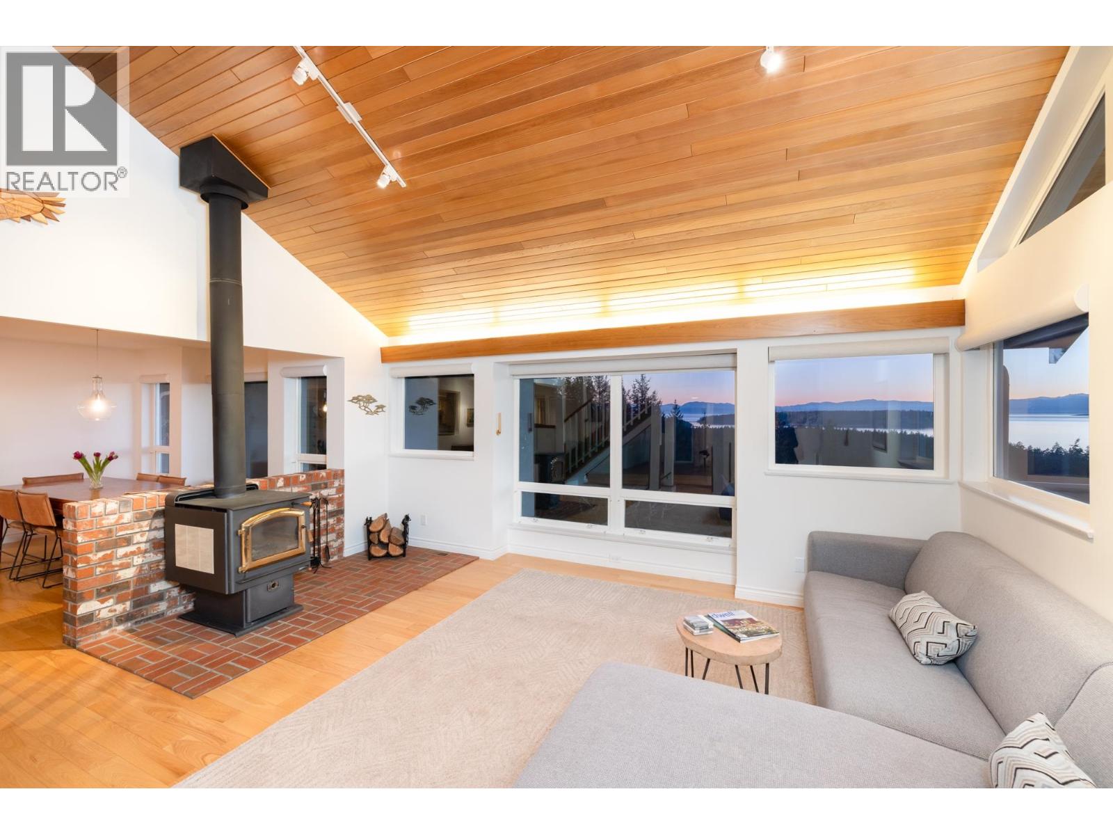 10339 SUNSHINE COAST HIGHWAY, Halfmoon Bay