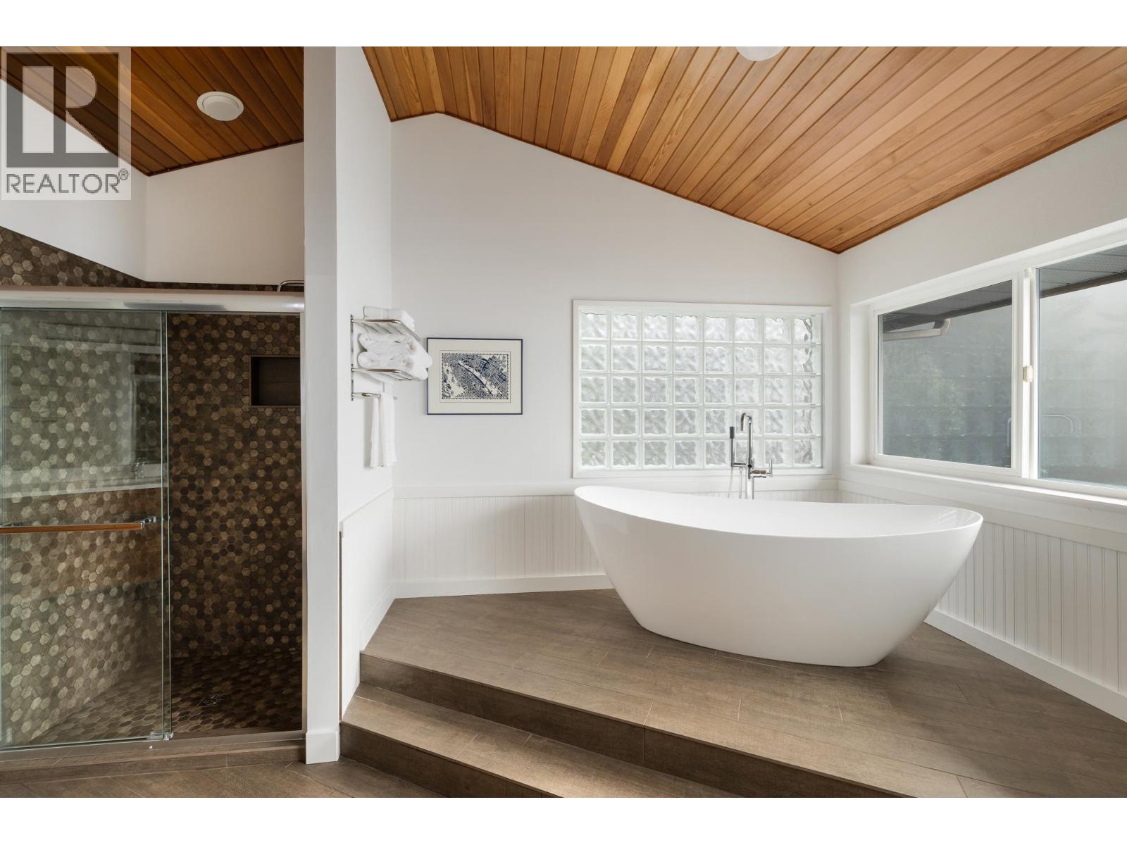 10339 SUNSHINE COAST HIGHWAY, Halfmoon Bay