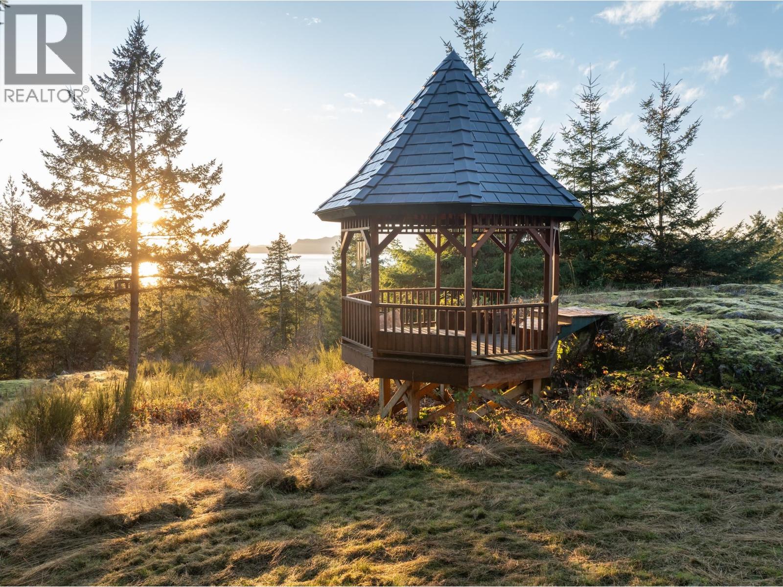 10339 SUNSHINE COAST HIGHWAY, Halfmoon Bay