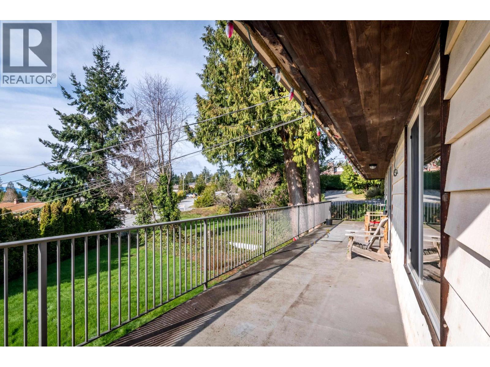 4902 LAUREL AVENUE, Sechelt