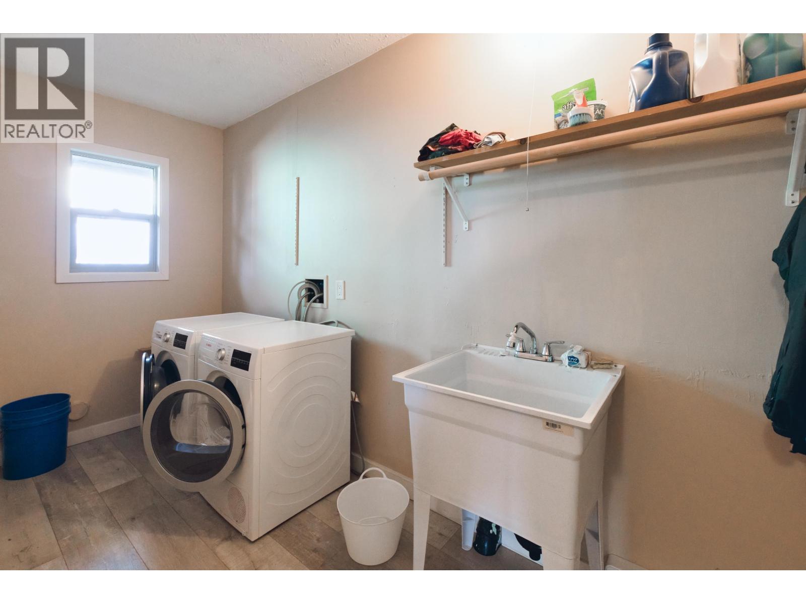 4902 LAUREL AVENUE, Sechelt