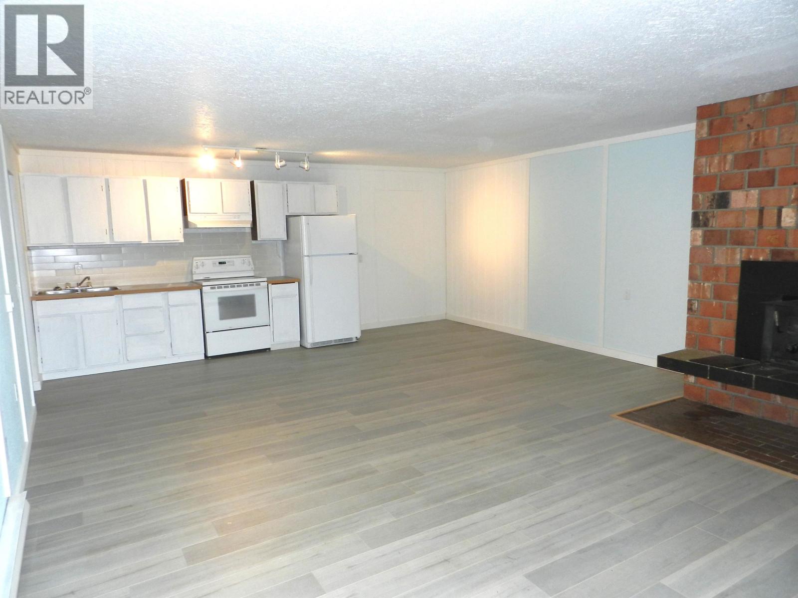 4902 LAUREL AVENUE, Sechelt