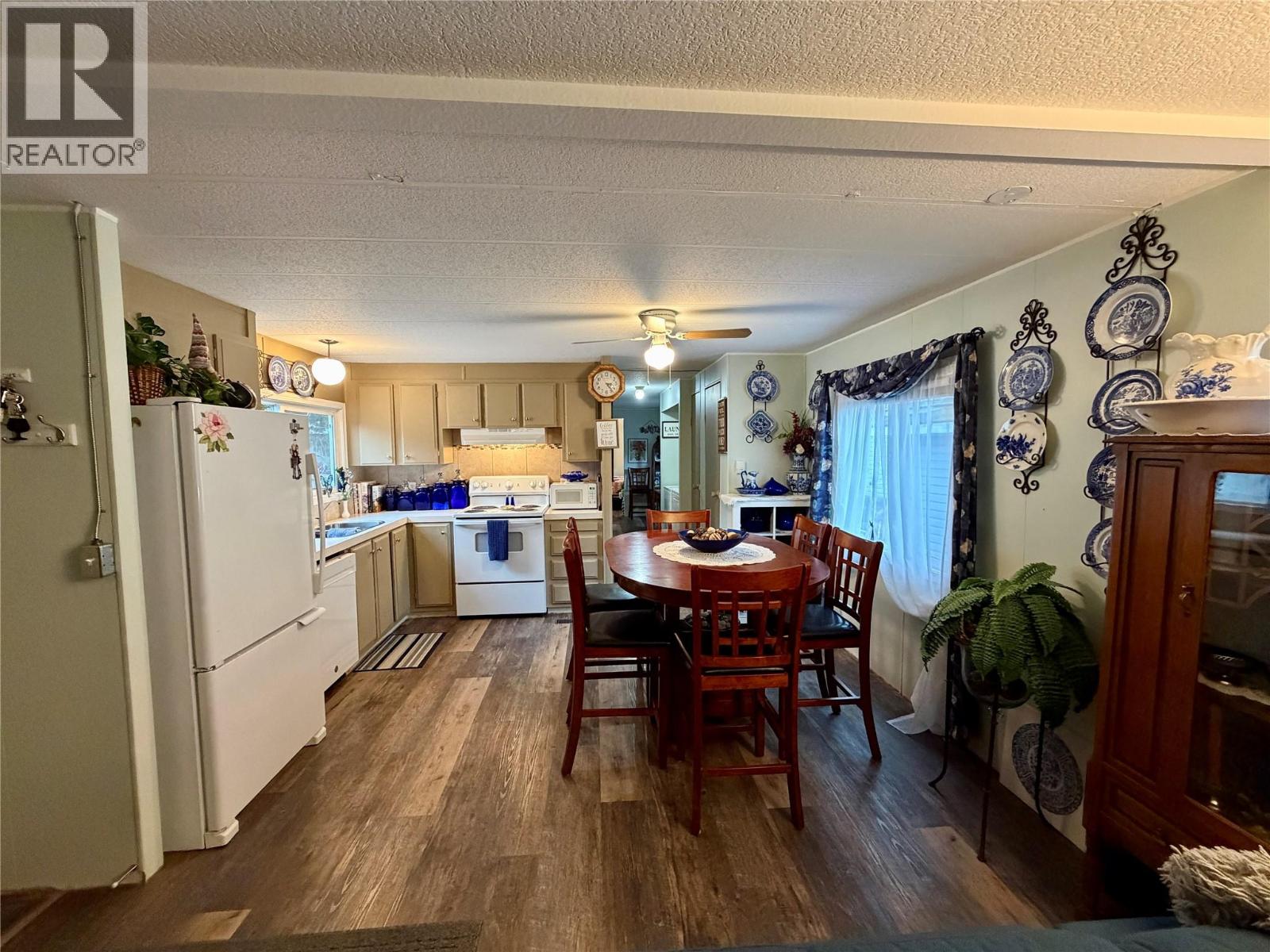 17 469 Main Street, Sicamous