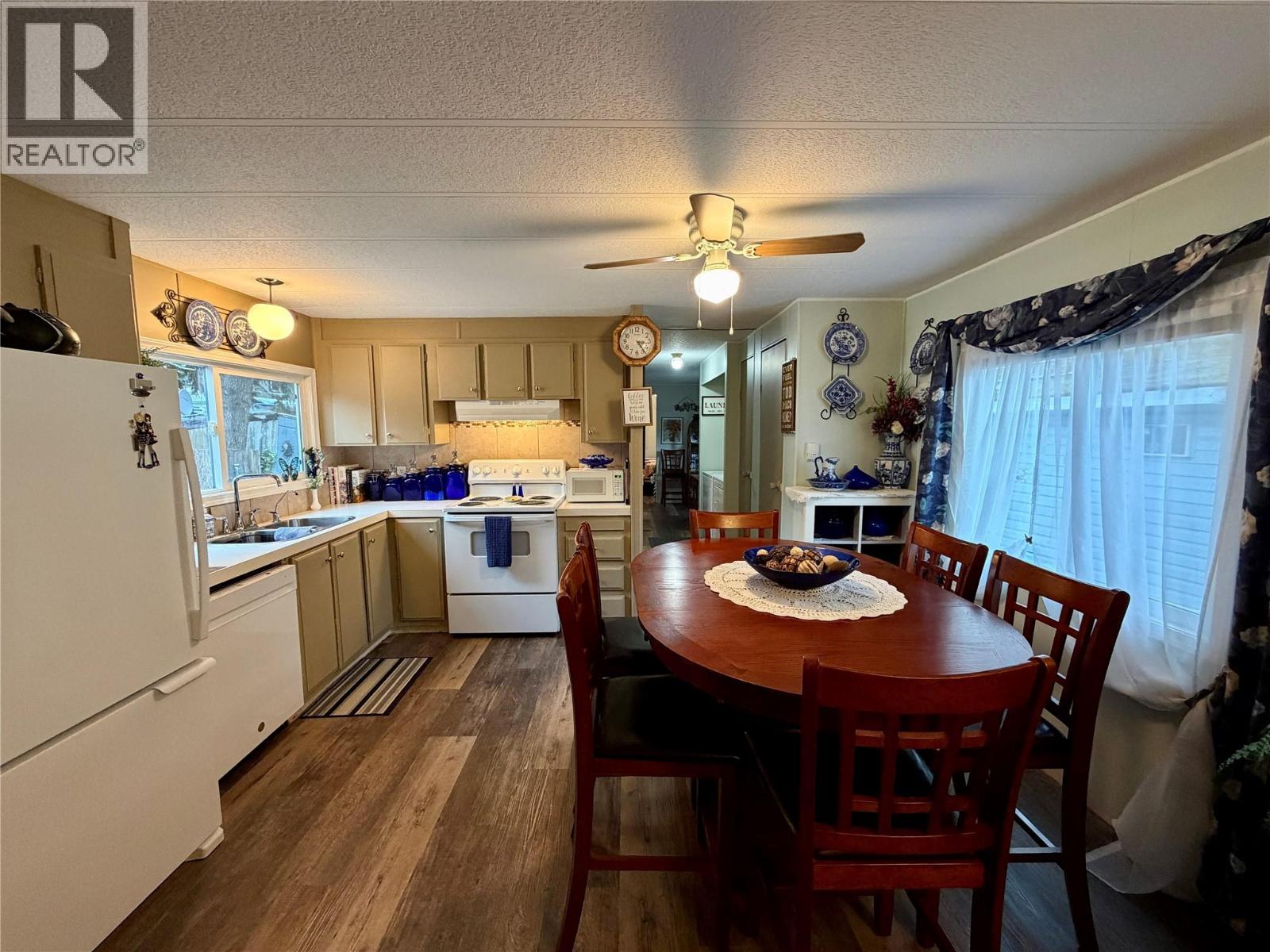 17 469 Main Street, Sicamous