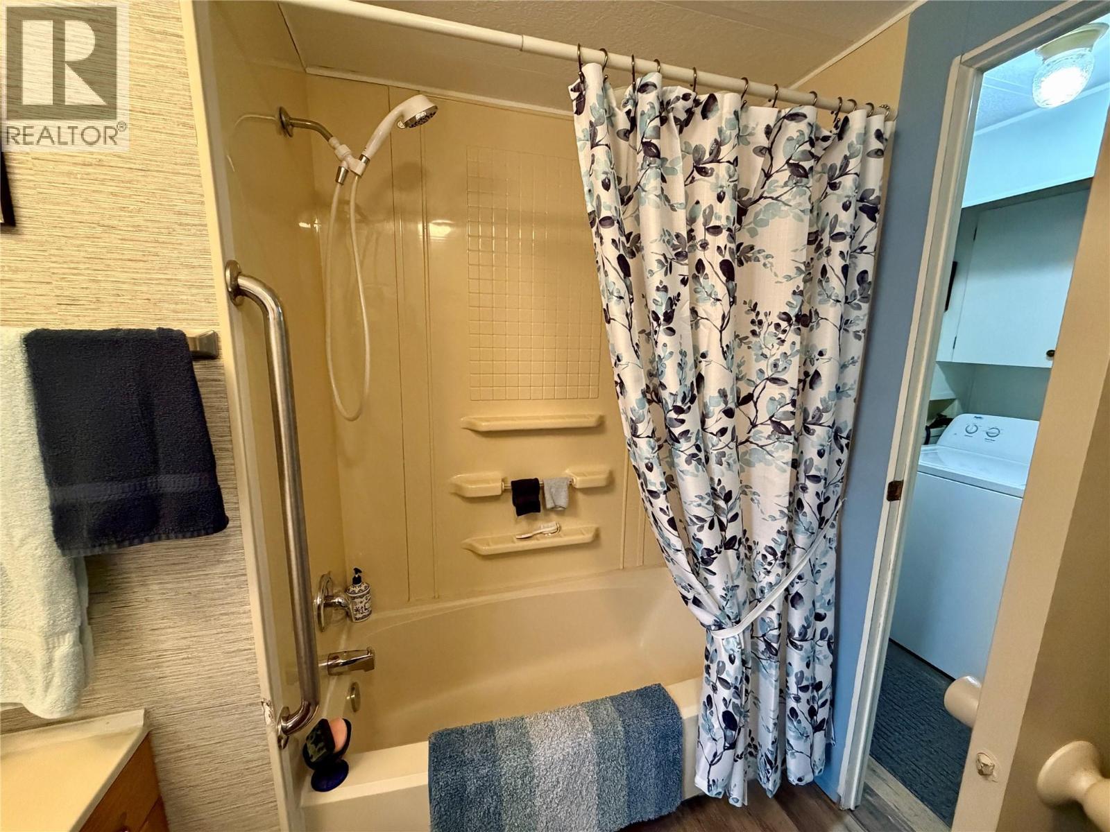 17 469 Main Street, Sicamous