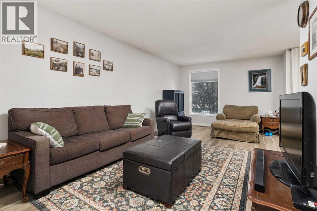 #4, 4118 60 Street - Photo 3 of 18, Camrose, Alberta