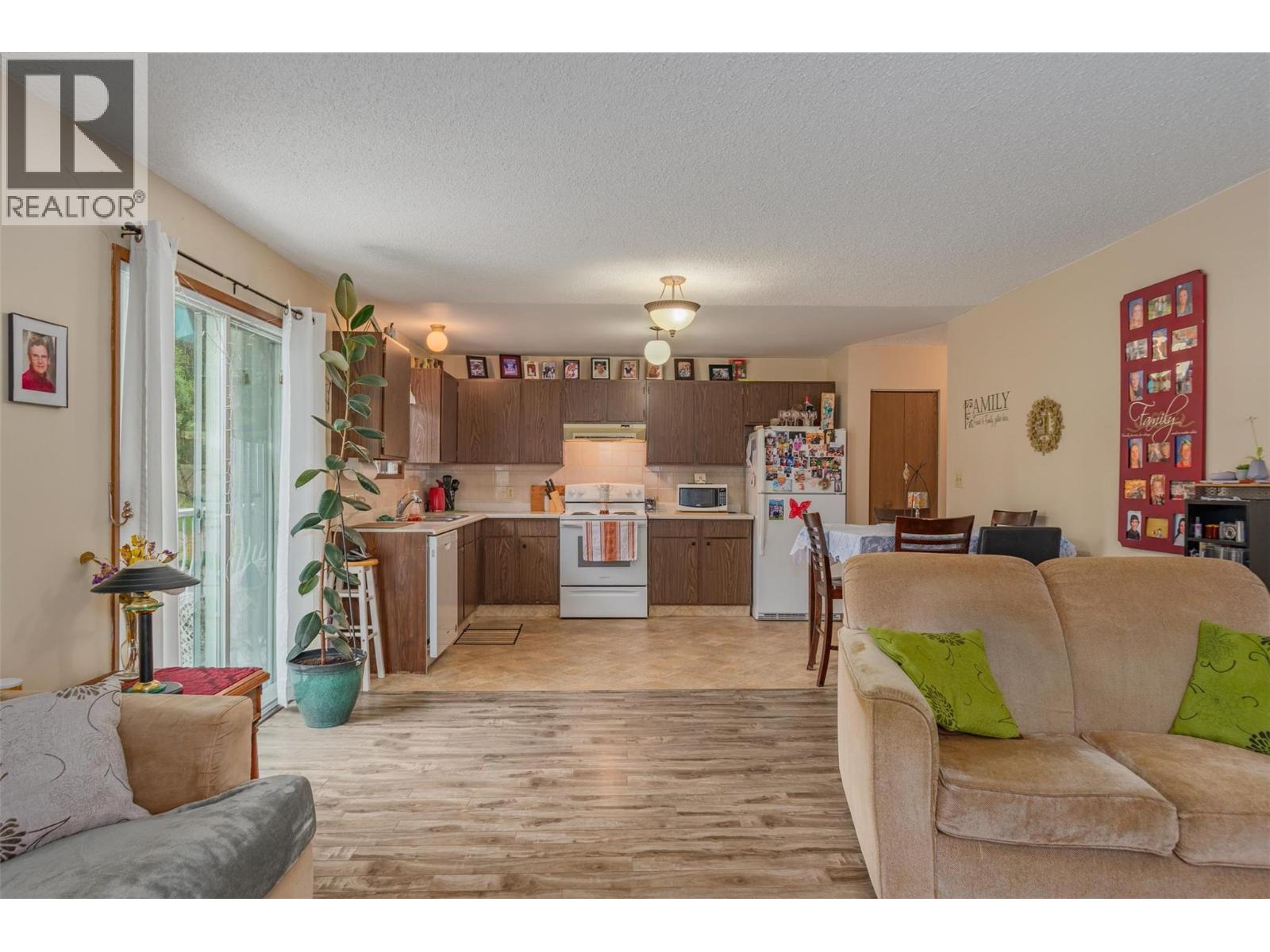 108 Colley Street - Photo 4 of 32, Warfield, British Columbia