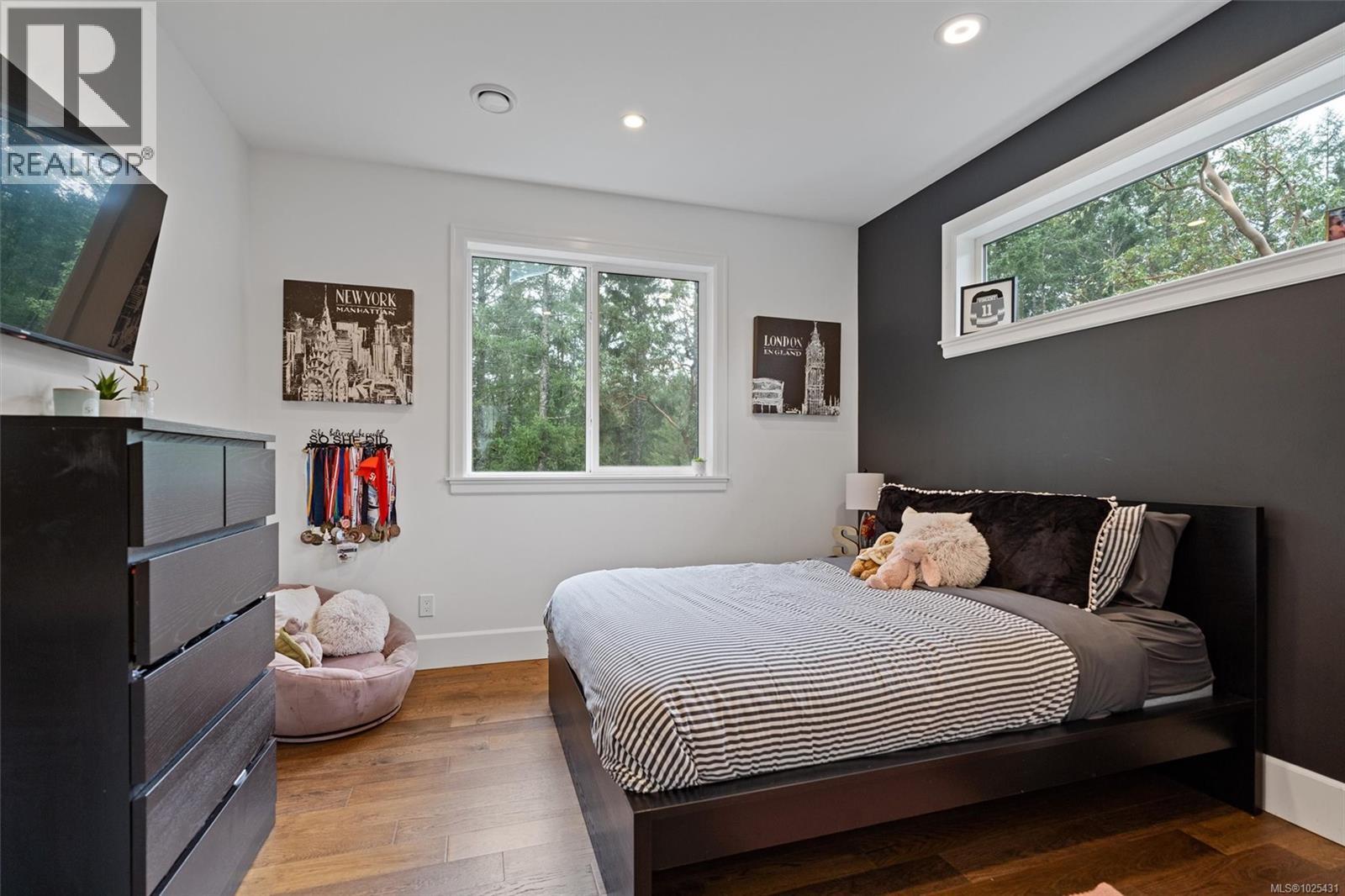  1727 Mary Place, Highlands