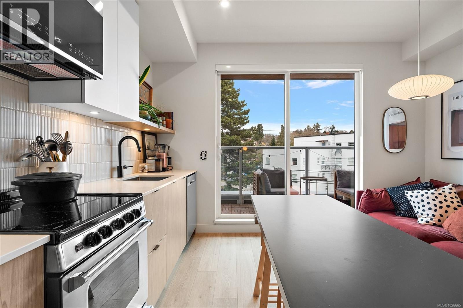 306 1301 Hillside Avenue, Victoria