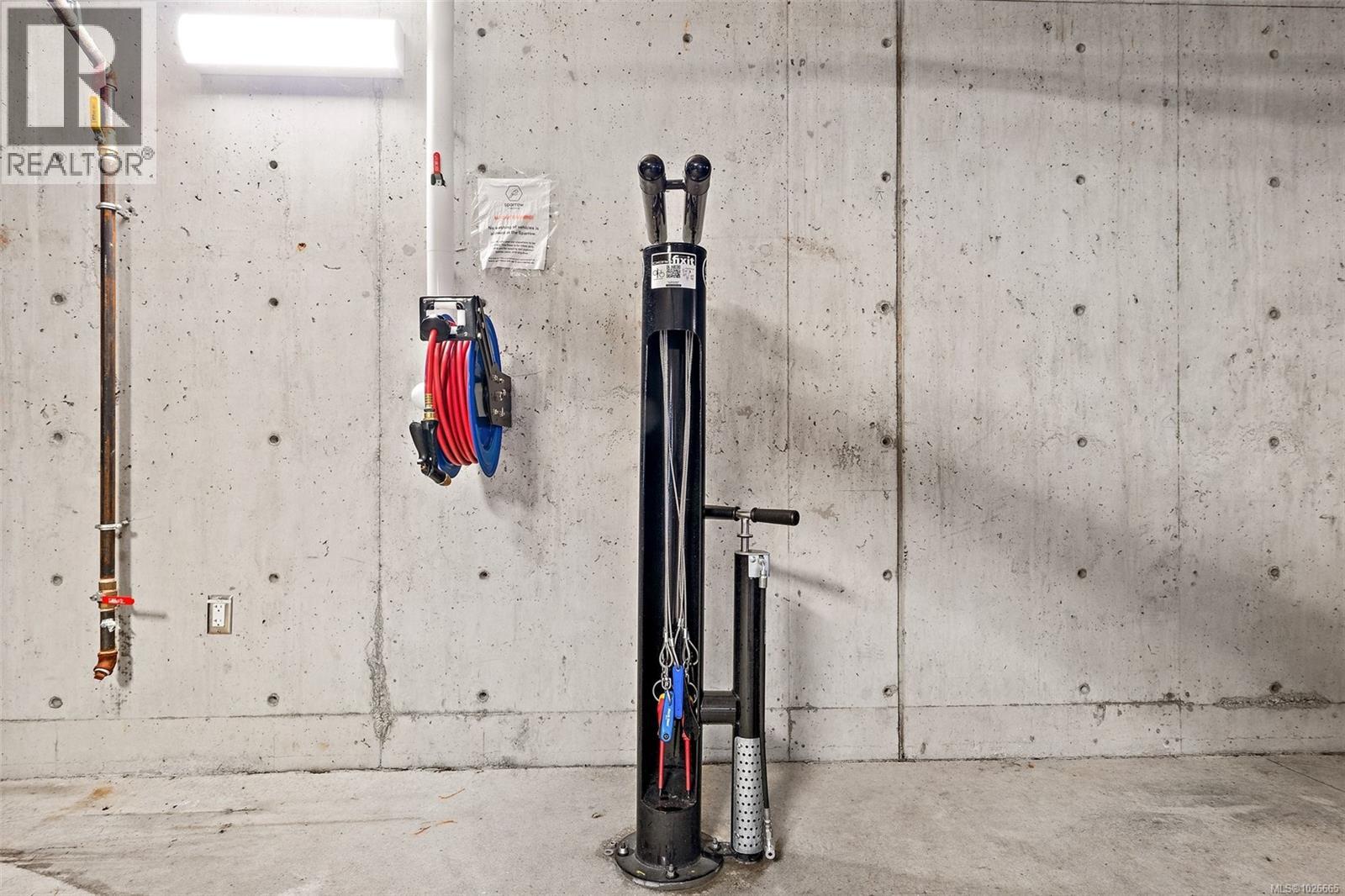 306 1301 Hillside Avenue, Victoria