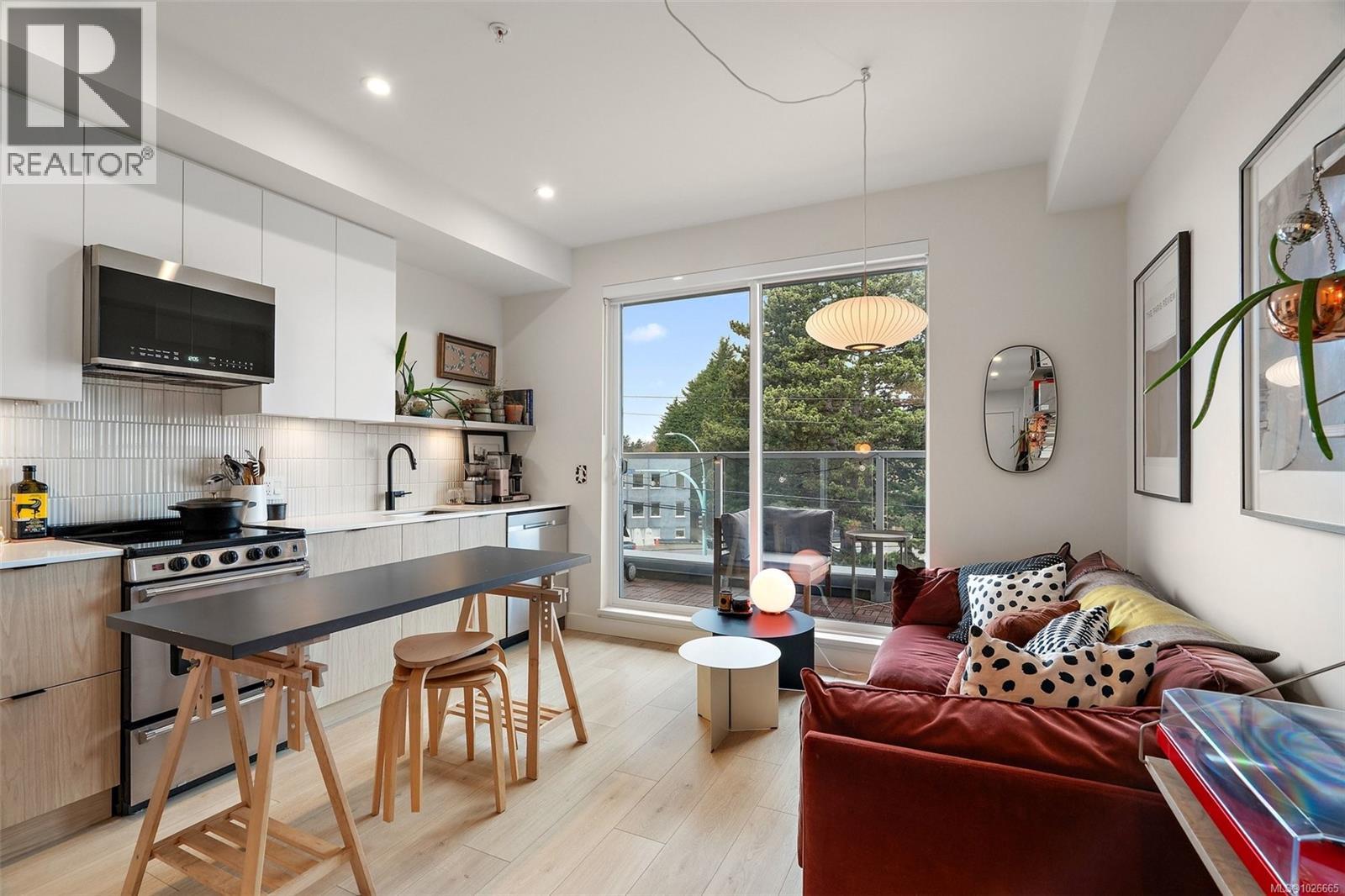 306 1301 Hillside Avenue, Victoria