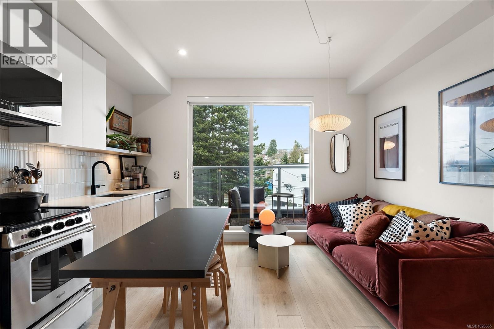 306 1301 Hillside Avenue, Victoria